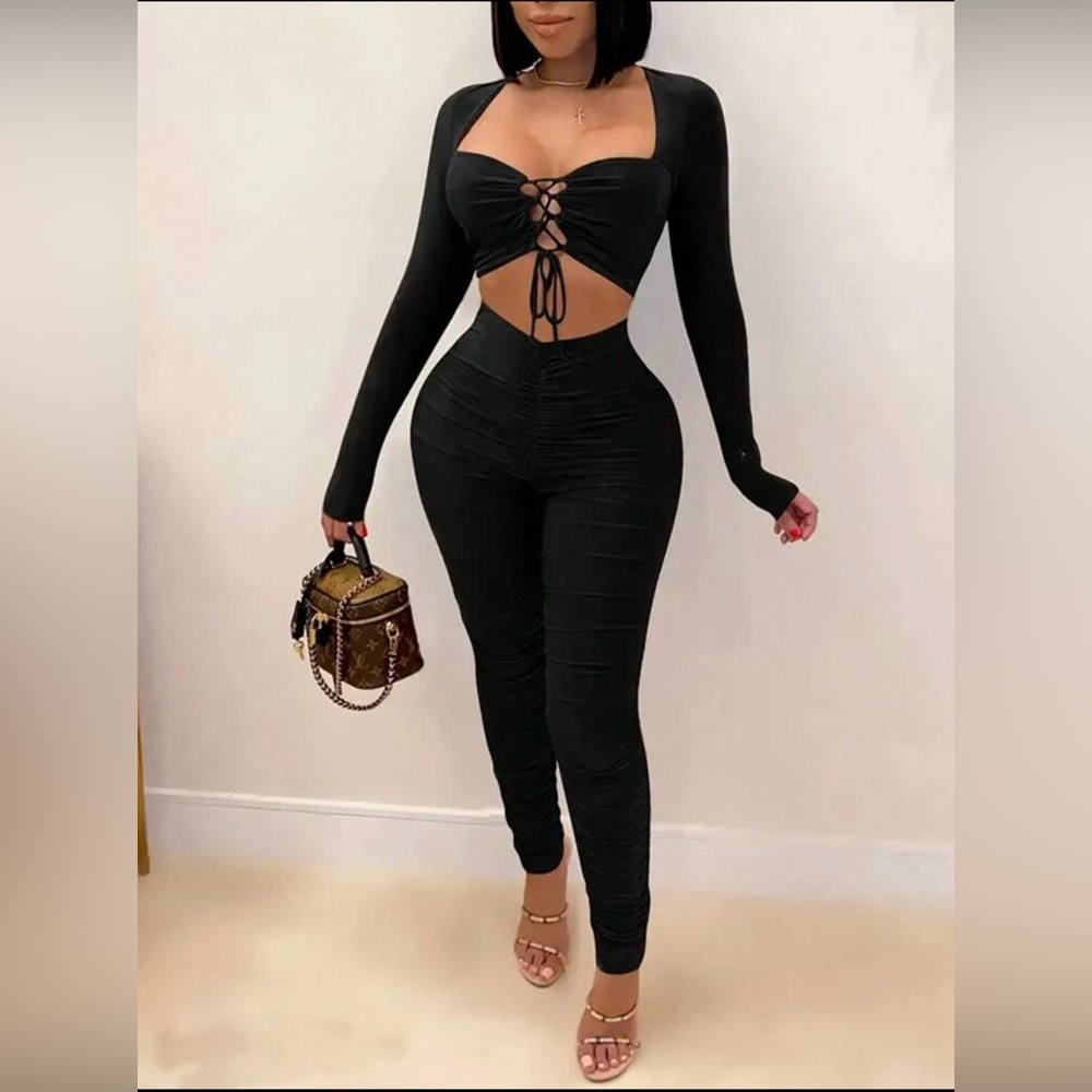 NWOT - Piece Lace-Up Crop Top & Ruched Leggings Set – Black, Sexy Fit
